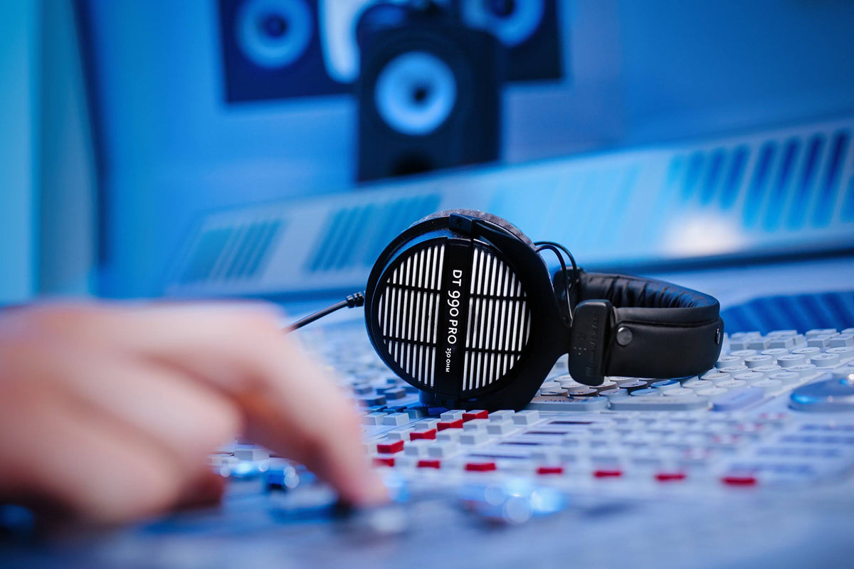 DT 990 Pro Studio Headphones L75819
