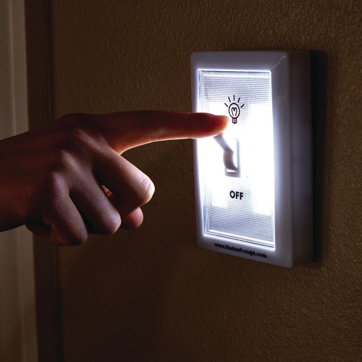 200 Lumen LED Flip Light I33187